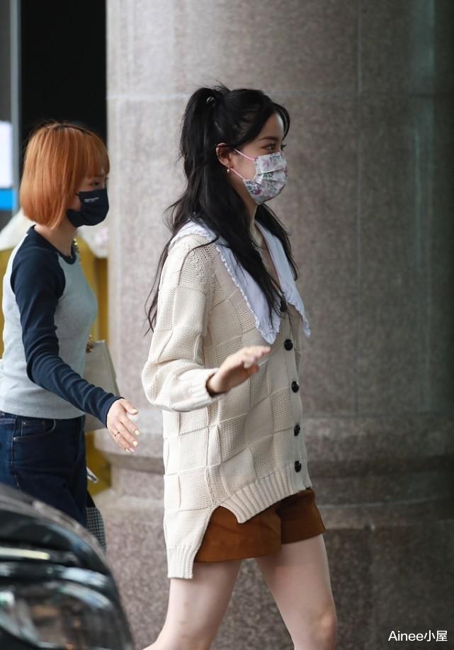 Ainee小屋|欧阳娜娜身上仍有学生气质，穿长针织衫拼接娃娃领，挺有千金范的