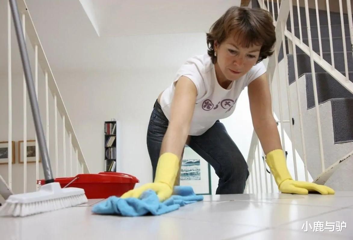 小鹿与驴|50岁住家保姆倾诉：去了两位大爷家里，他们的做法让我仓皇而逃