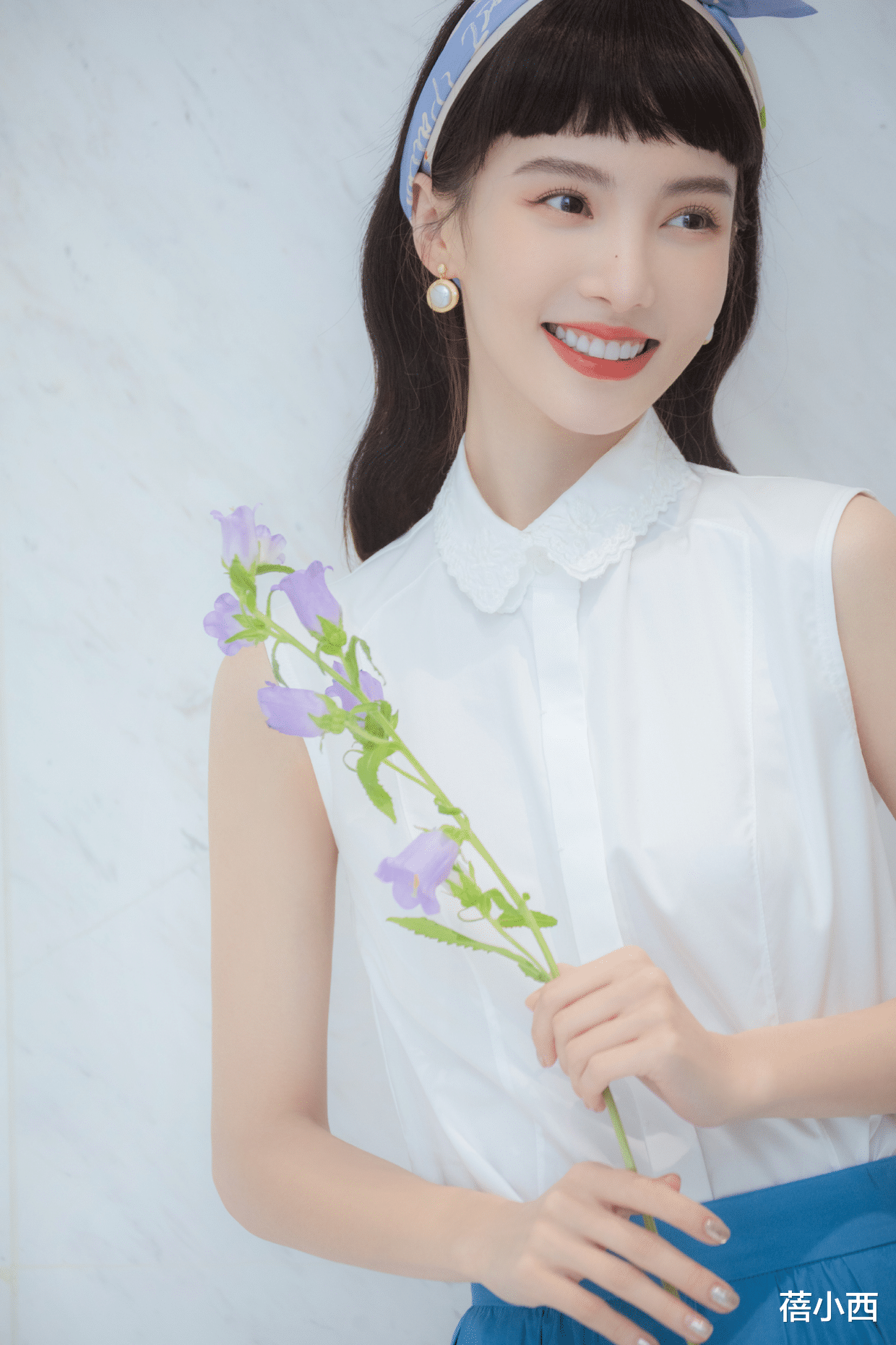 穿衣搭配|金晨剪了“厚刘海”气质更惊艳，穿白衬衫配蓝色半身裙，真是yyds