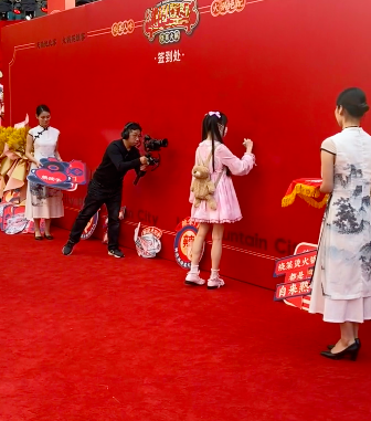 蔡萝莉|网红蔡萝莉走红毯被喷,体型瘦小头却很大,发量堪忧小腿壮硕有肌肉