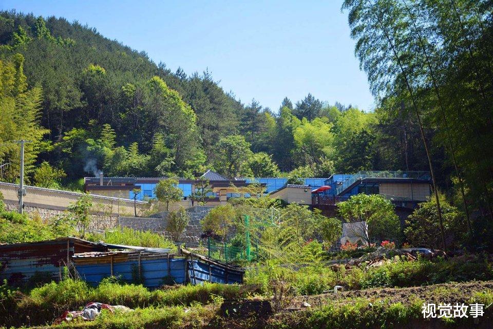 别墅|村民在山中做别墅，屋前建广场装篮球架，称比城里住着舒服