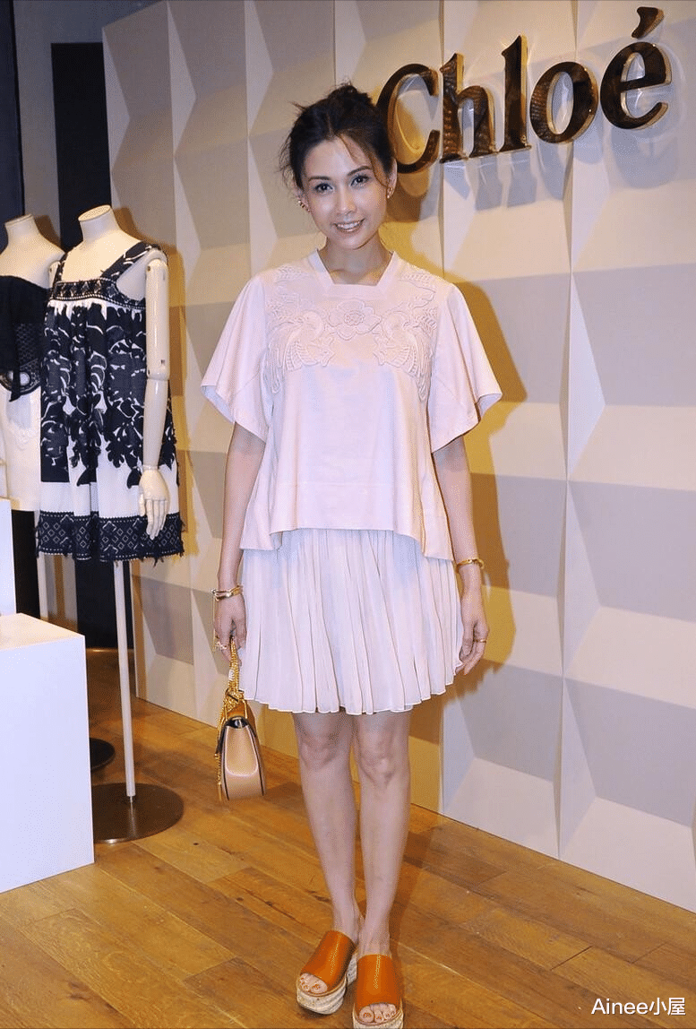 邱淑贞|邱淑贞年龄大了也适合淡妆，穿西装配印花裙，和女儿同框似同龄人