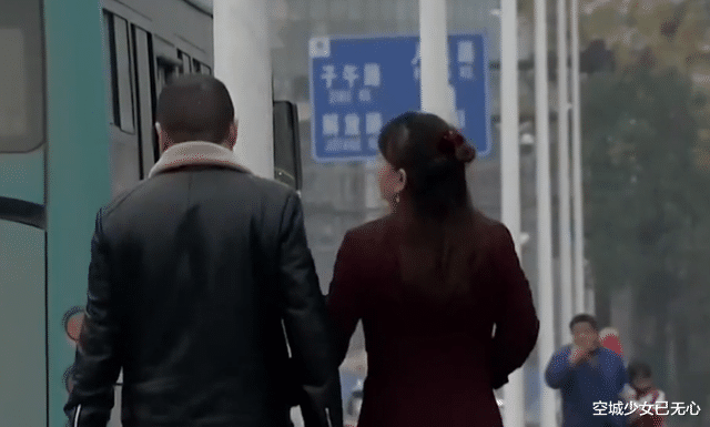 母亲车祸去世家里乱了套,女儿夺权霸占赔偿款,父亲却急着要续弦