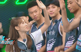 “服务区上演男女同厕现象,女性冲进男厕所一起抢位置,真是尴尬”