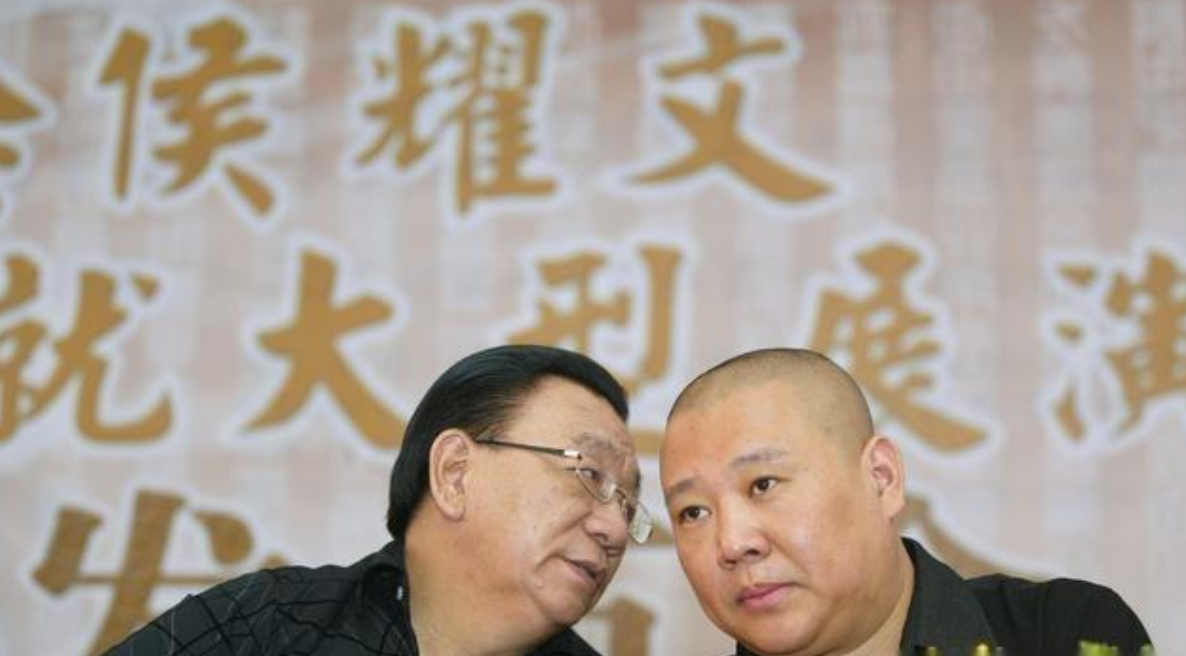 奶果的妈咪 侯耀华带徒弟何云伟祭拜侯耀文,还让他喊三叔,乱了辈分闹出笑话