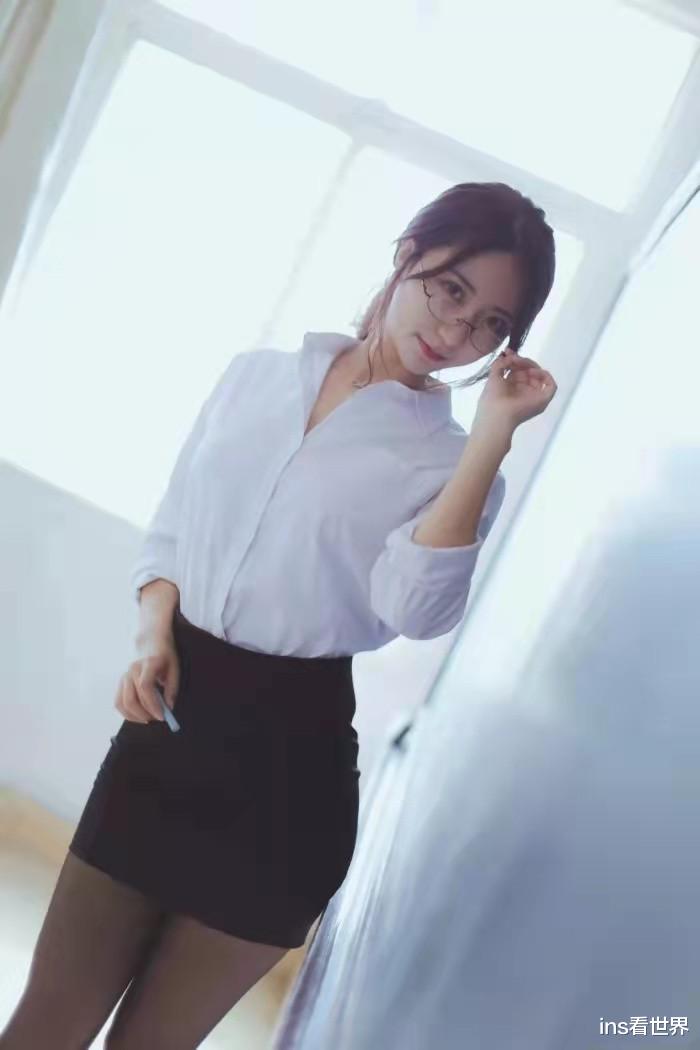 ins看世界|白衬衫包臀裙黑丝袜,有这样的老师当年肯定能上清华