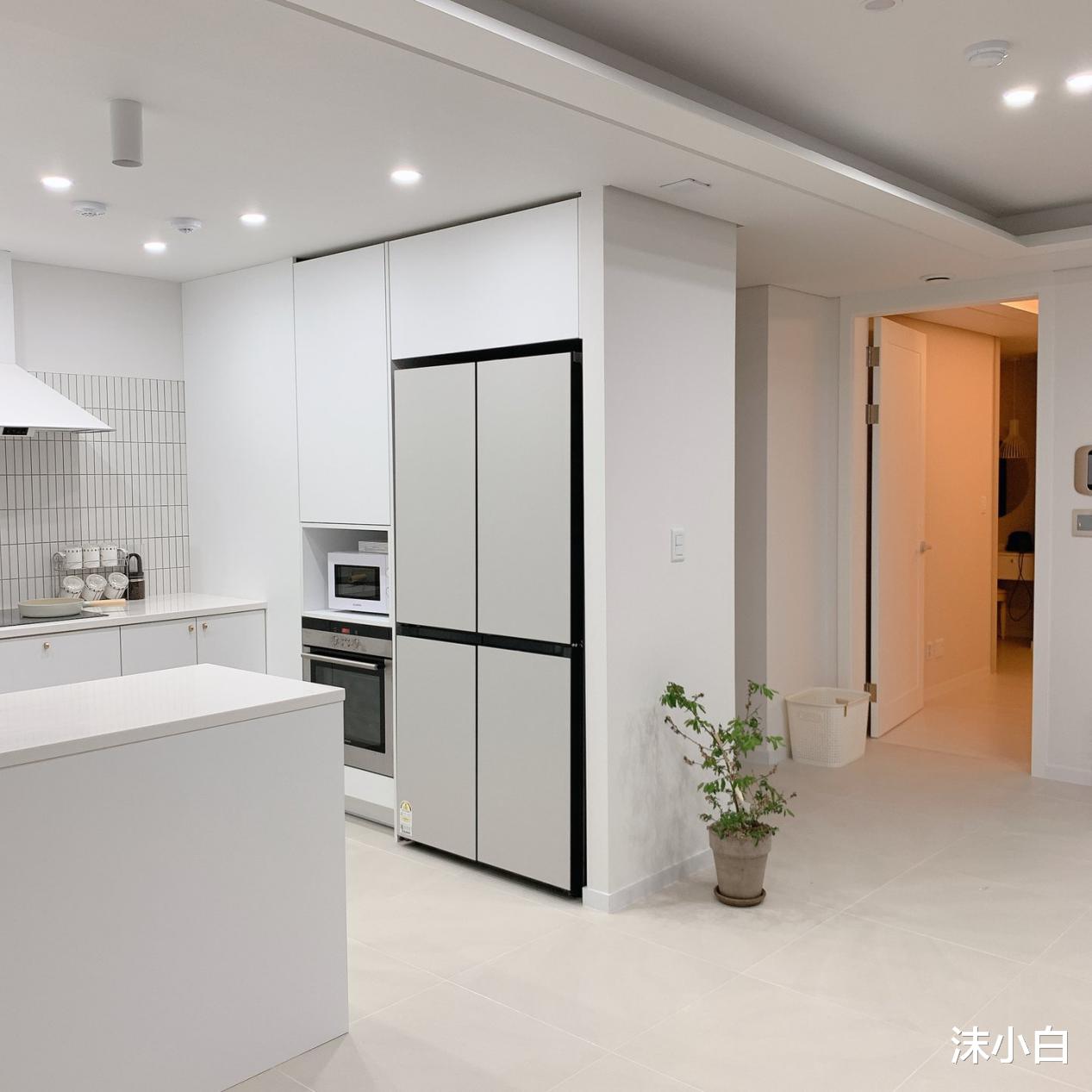 |卧室堪比客厅，却不见一组柜子，也许只有尝试过，才知有多爽！