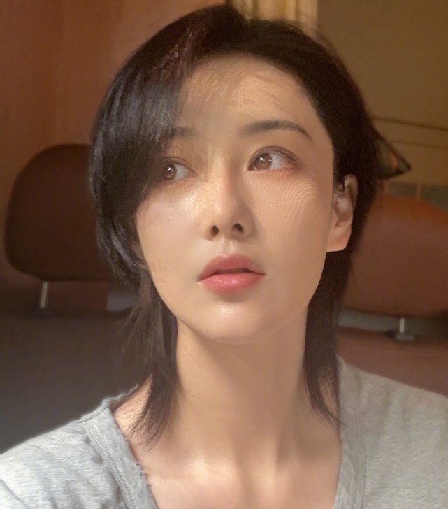 张馨予|张馨予晒剧组餐，两荤一素，外加一碗蓝莓，没有任何主食