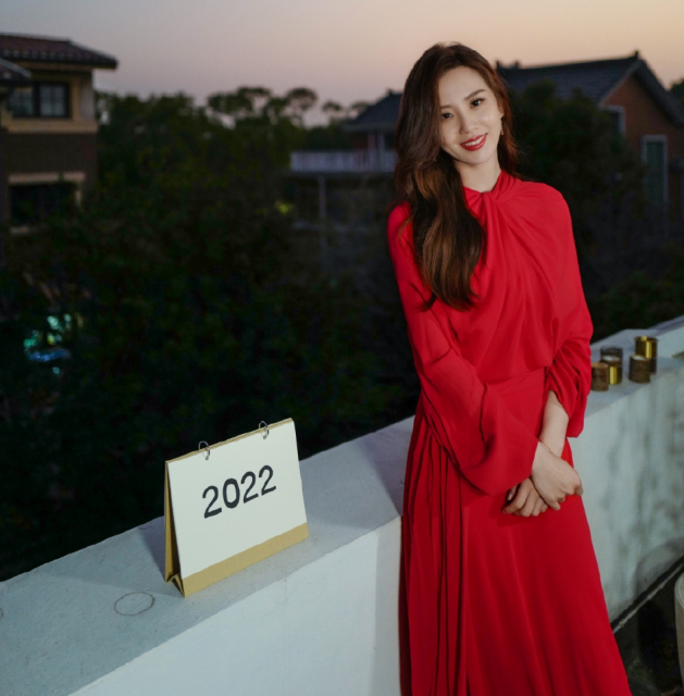 刘诗诗|刘诗诗衣品在线！红色连身裙清新简约，2022年俏皮活泼不像孩子妈