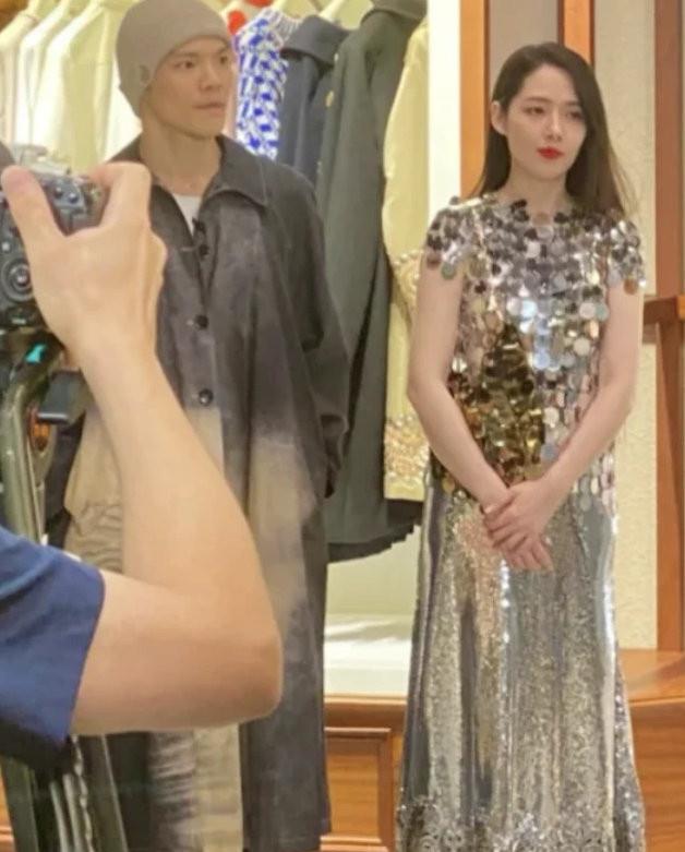 五行阁宝宝名字分享|祖孙三代逛街阵仗大:郭碧婷和向太热聊,小奶皇在向佐怀中吸奶嘴