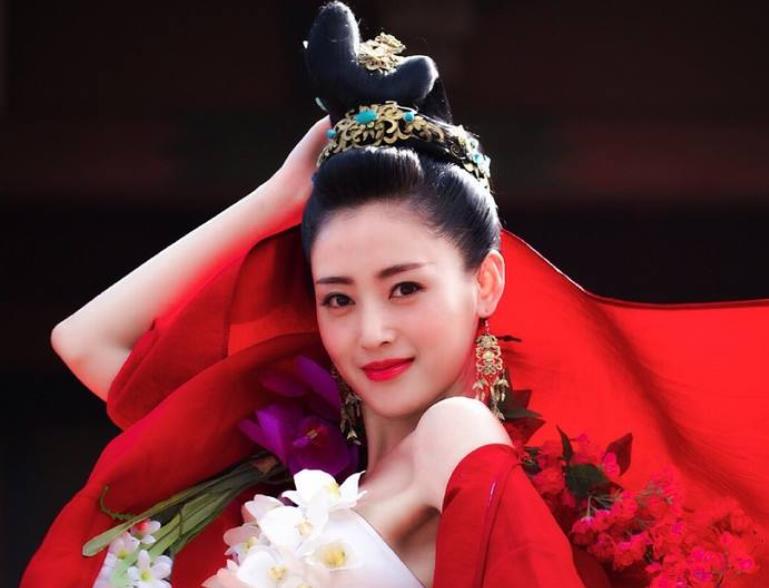 花匠小美 《慕南枝》的服化道不走“敷衍风”，鞠婧祎的造型说是真惊艳