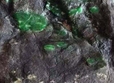 翡翠|一刀切出「一线天」，拍得1.29亿并成为翡翠标王！它凭什么？