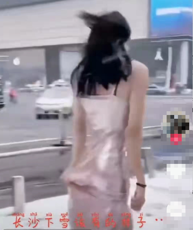 风雪交加,女子衣着单薄走台步,摔倒后没人愿意伸出援助之手