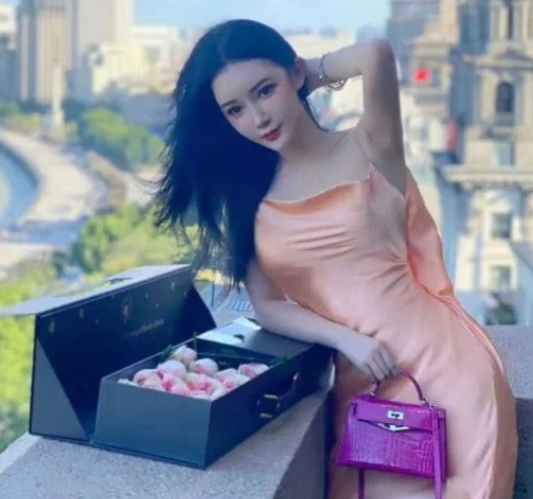 韩庚|韩庚与卢靖姗合影,被网红抢站C位,网红高调说出站C位原因