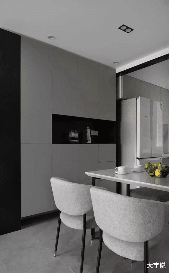 |家里地面是浅灰色的，门和家具颜色必须一致吗？有什么建议吗？