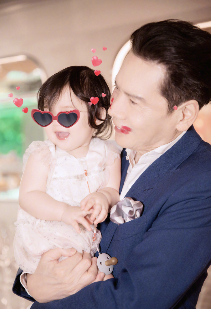 郭碧婷|郭碧婷带女儿购物，Cora穿扮粉嫩软萌可爱，有专人抱娃出行阵仗大