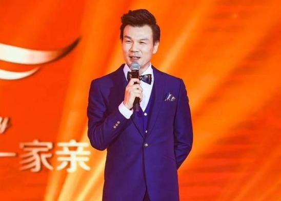 主持人|知名主持人李彬病情疑恶化，中秋在医院度过，浮肿严重强颜欢笑