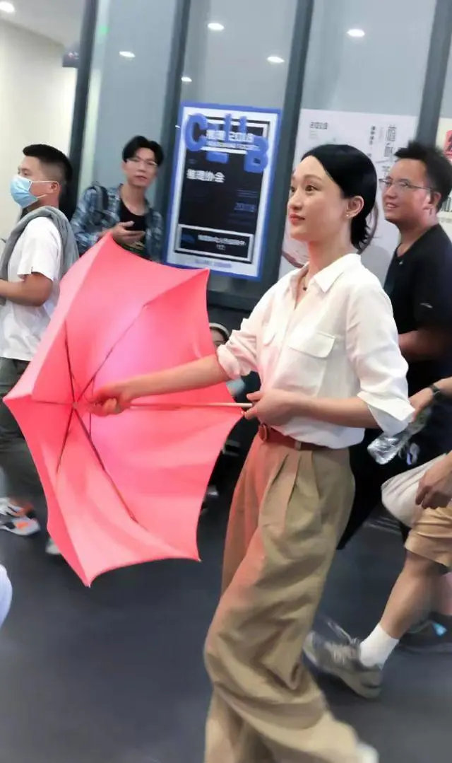 晓说时尚儿|30年前张曼玉的“白衬衫+卡其裤”才是经典，周迅靠它美上热搜