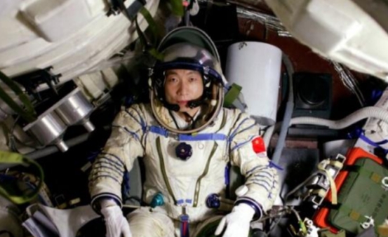 杨利伟在太空听到敲窗声?17年后原因揭开,还好当时没冲动