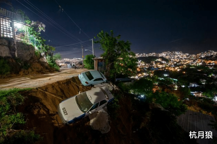 地震 墨西哥地震后不久,天空出现蓝、白、粉三色光的现象。 仿佛世界末日的到来一样