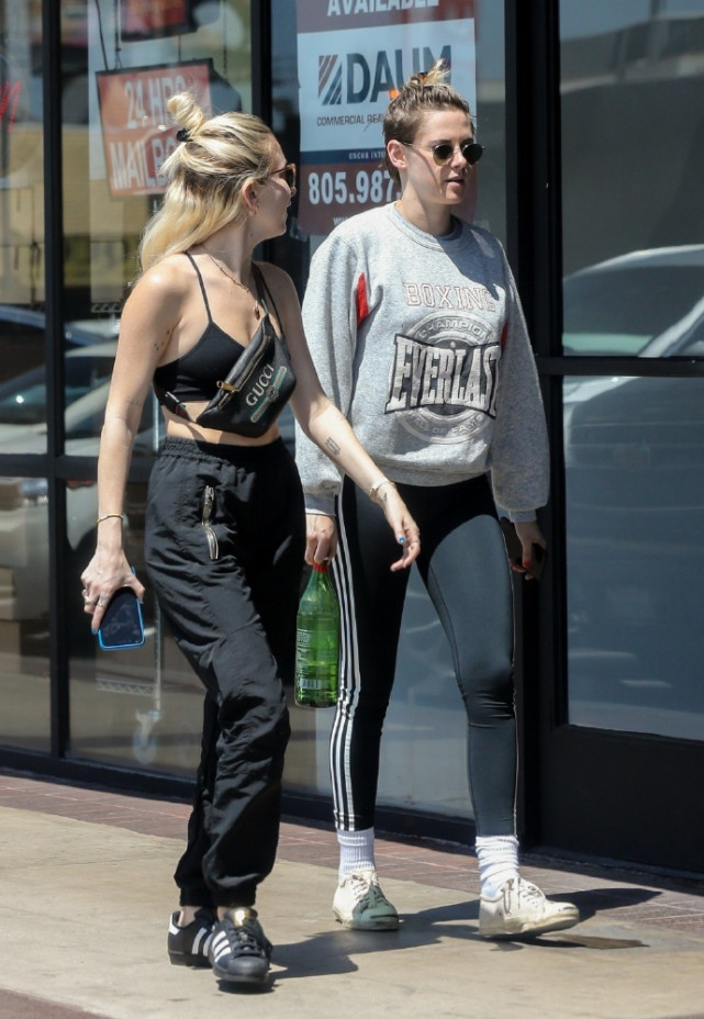 全球时尚风行 “暮光女”小K和女友官宣订婚！穿情侣装太甜，女友颜值不如小K