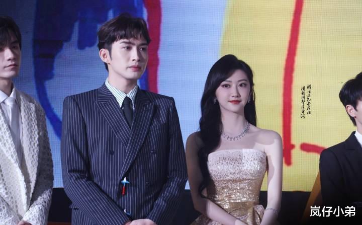 Angelababy|慈善明星夜大合照公开，C位当之无愧，宋茜被P上去，杨幂上前救场！
