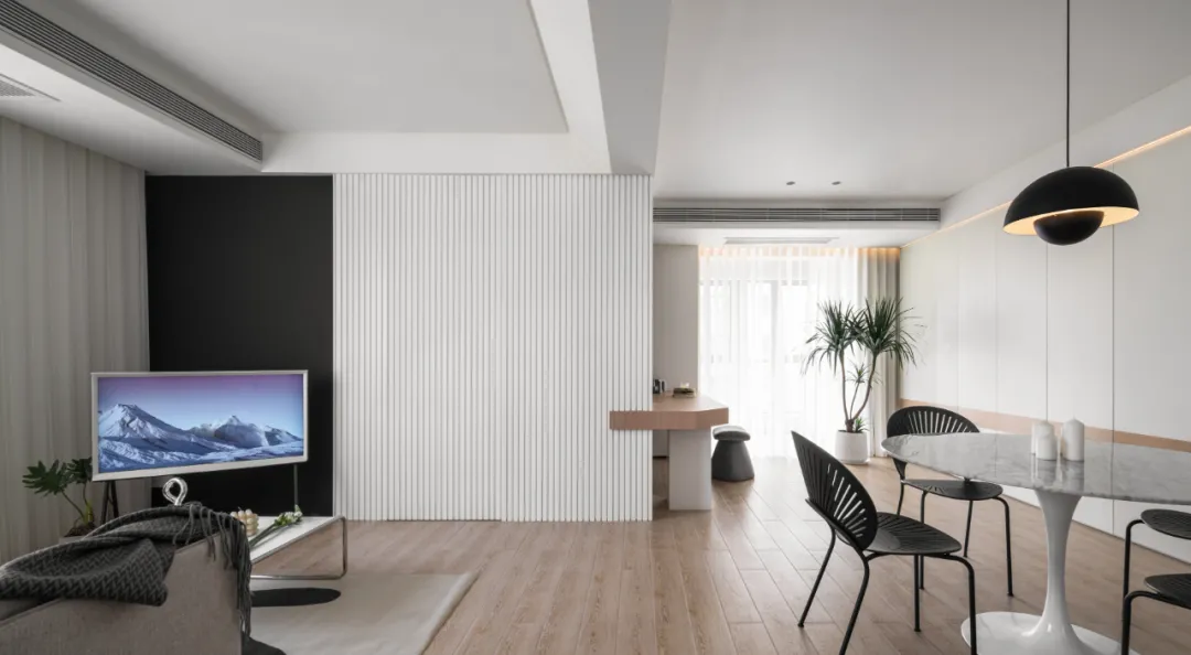 98㎡三居室，现代简约风格，洗衣机藏进阳台柜，太会装了！