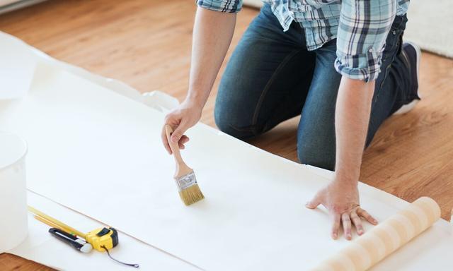 腻子工问墙面刷漆还是贴墙纸，这里是有猫腻的，还要注意4个问题
