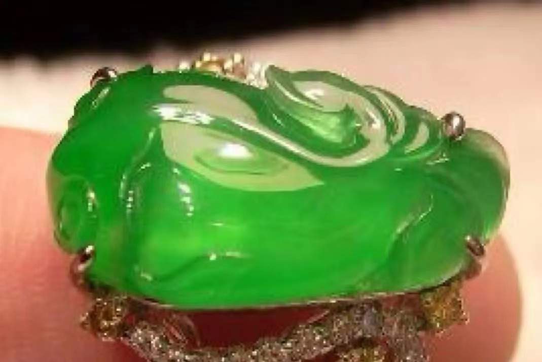 翡翠|翡翠是玉吗？和田玉和翡翠之间的区别是什么？不解决怎么下手购买呢