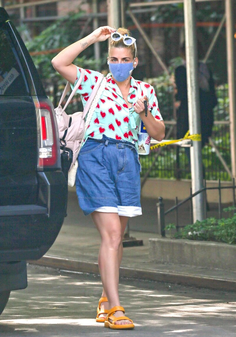 红珊瑚me|夏天度假怎么穿？印花衬衫配牛仔裤不错，浪漫甜美极具法式风情