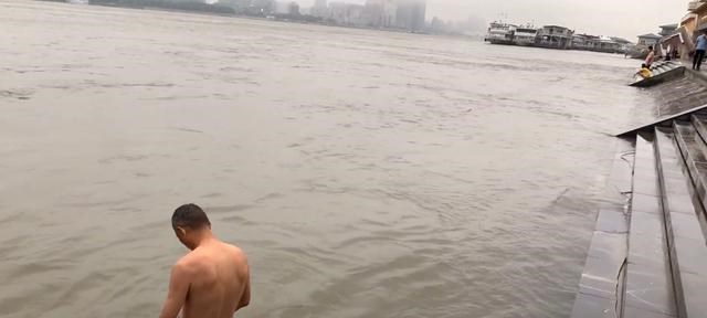 武汉|侠义！武汉钓鱼人不慎落江，附近男子急下水救人，事后飞快离去