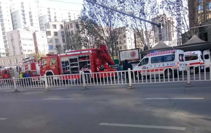 揪心!河南一运钢筋的卡车侧翻致多车被撞,有人被压