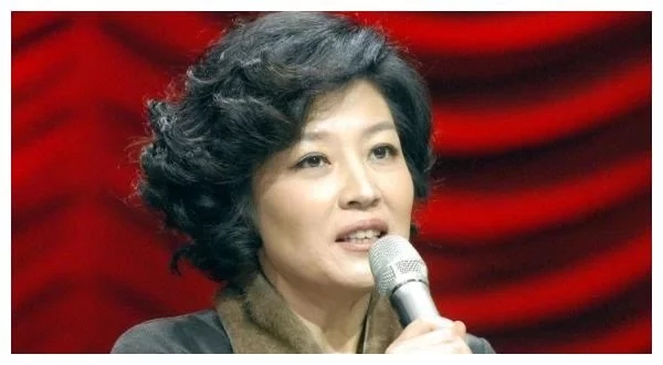 李咏|李咏去世后留下2亿遗产，一分都没给妻子哈文，反而全部给了她！