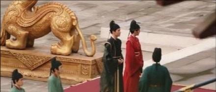 时尚百搭说|龚俊吐槽《安乐传》代拍猖狂:提前跑到棚里藏在假山里,挖洞进去