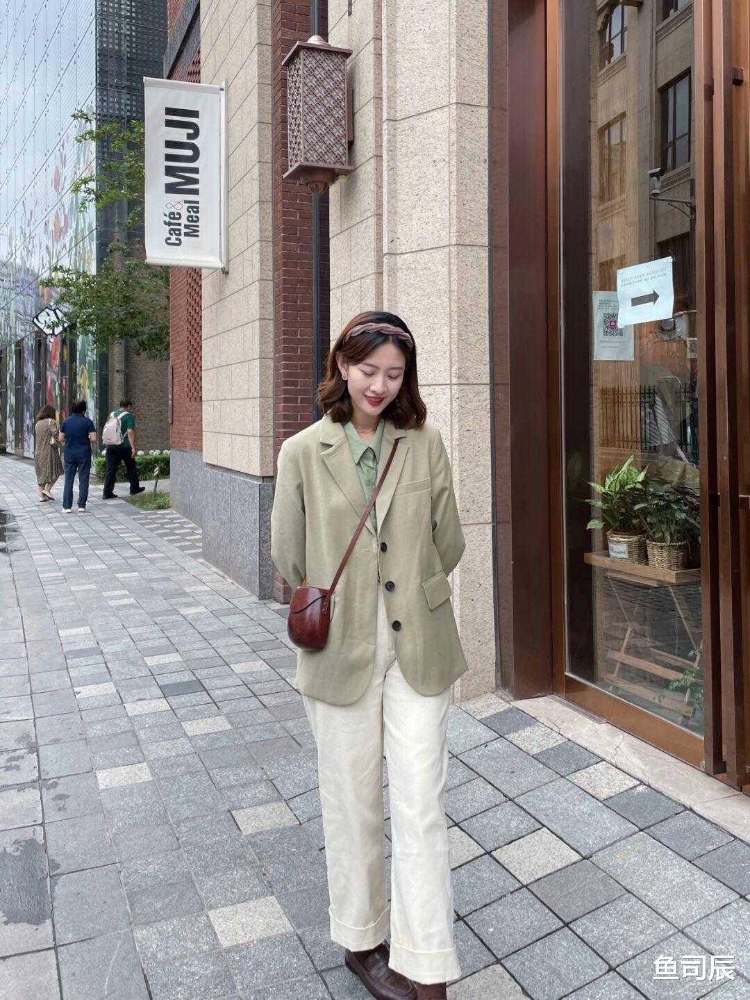 鱼司辰|话说，墨绿色西装搭配白色烟管裤真的美！今年流行这样穿，超好看