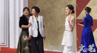 贾玲|金鸡红毯：倪妮抹胸裙艳压，张子枫脱胎换骨，贾玲一“抱”太暖心