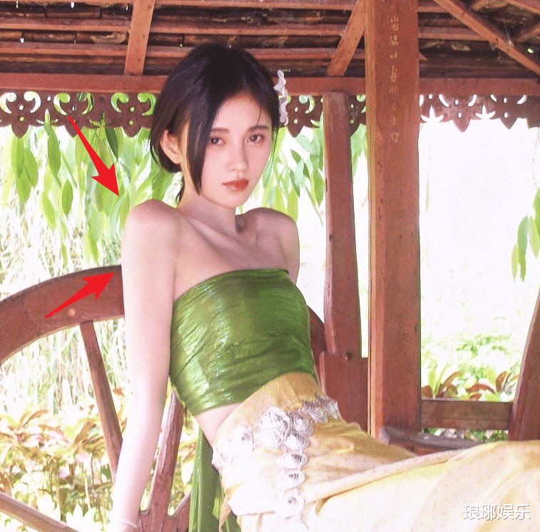 鞠婧祎|鞠婧祎晒旅游照，半永久妆容成焦点，保存照片时真实身高却露馅了