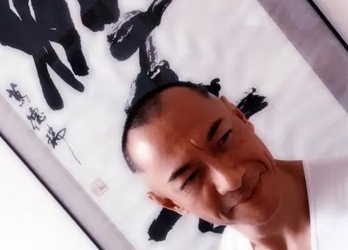 街拍|乘电车租村屋的江华，拒演影版《寻秦记》，59岁复出拍戏或因发哥