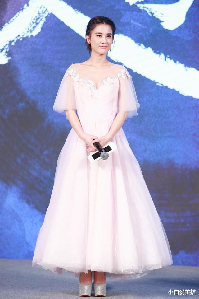 小白爱美搭|黄圣依年近40岁，还敢穿这么“凉爽”，为了展现女人味也是拼了