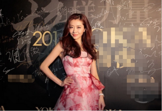 熊黛林|熊黛林老公携女儿与友聚会，双胞胎女儿容貌差距越大，性格也各异