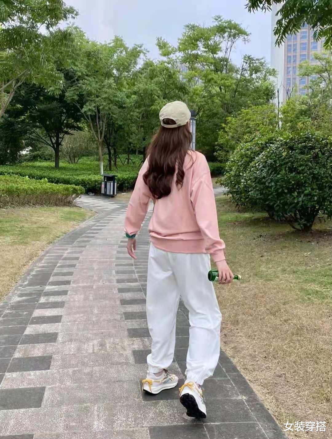 女装穿搭|白色休闲裤配什么上衣比较好看