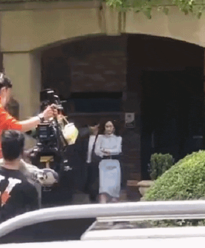 杨幂|杨幂拍戏遭围观，态度高冷惹路人“不满”，获专人撑伞换鞋排场大