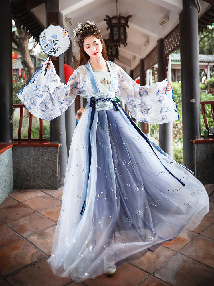 郭晶晶|“豪门女神”郭晶晶美呆了，穿汉服如少女般娇羞，口罩也藏不住美