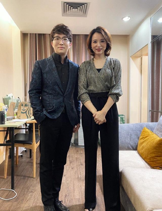 穿衣搭配|央视主持董卿久违上班，穿高腰裤涂红唇，随拍腿比钢琴家还长