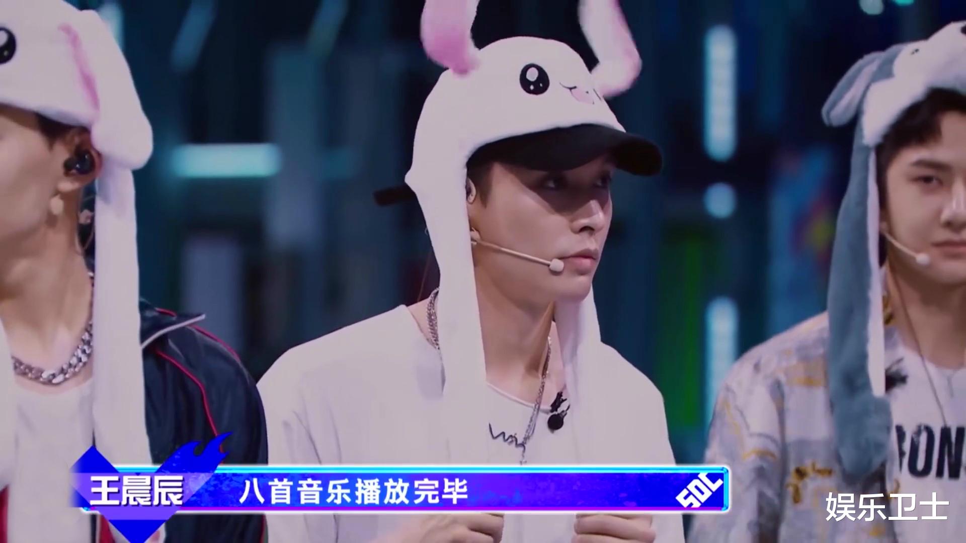 王一博|张艺兴王一博《街舞》抢人说辞好逗，却把老外整懵，戴兔耳朵跳舞画风可爱