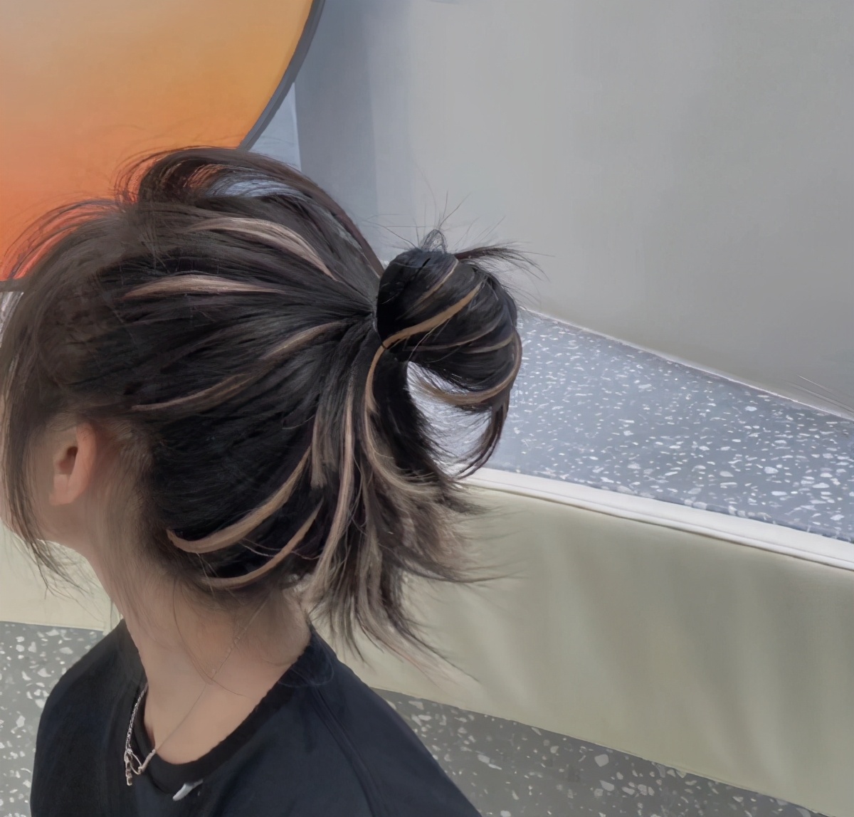 发型|“黄头发”早就过时了，2021年流行这8种发色，时髦显白又高级