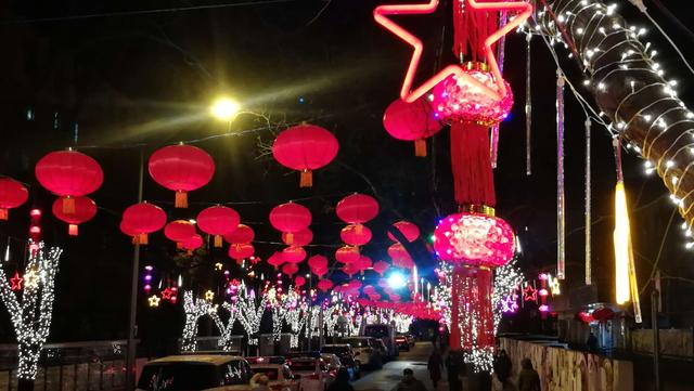 北京日报客户端 八角街道道路两侧披上节日彩妆