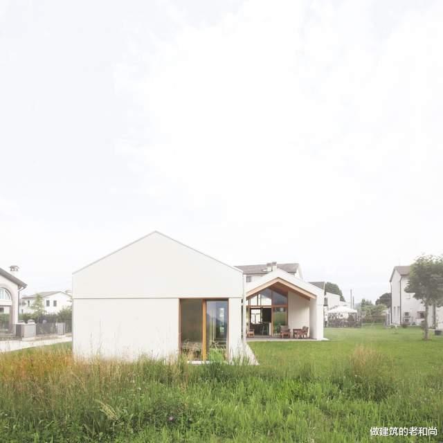 两个平行体量组成的住宅：在错开的组合中从容应对场地环境