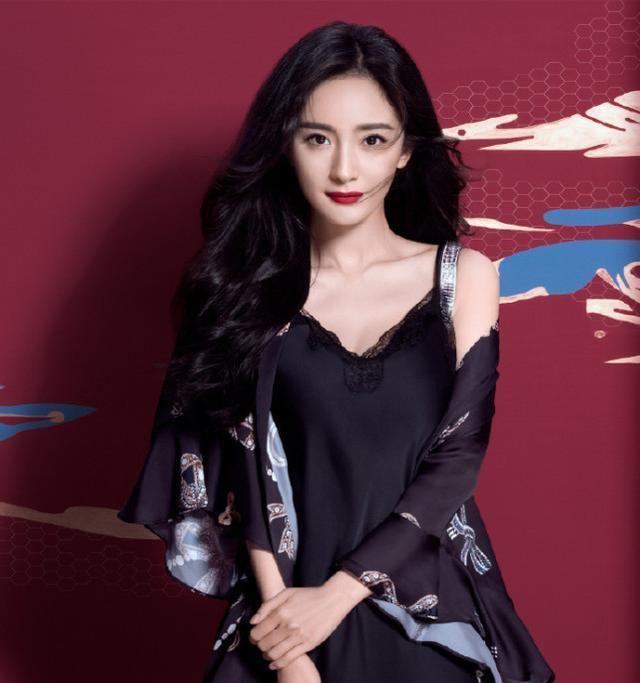 维多利亚的秘密|杨幂周冬雨维密大片,一个俏皮可爱一个风情万种,网友:身段真好