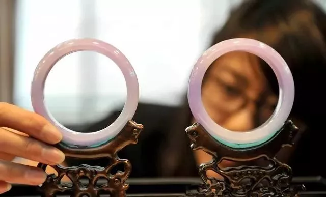 紫罗兰|这对紫罗兰手镯1.9亿成交，创紫罗兰拍卖最高纪录